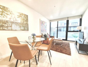 New Oakleigh Stylish 2 Bedroom APT With Beautiful View 2A
